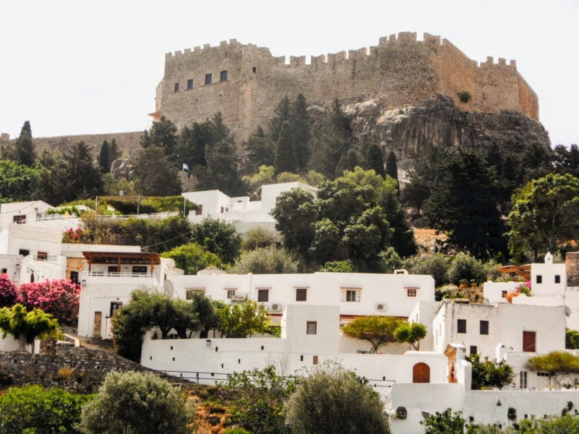 De akropolis van Lindos boven de witte huizen van het dorp