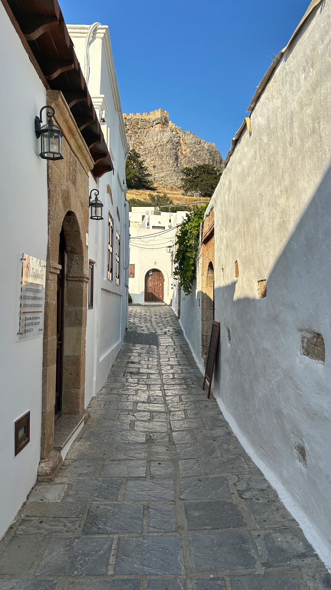Een steegje in Lindos met uitzicht op de akropolis